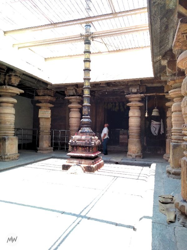 मंदिर के बीचोबीच स्थित स्तम्भ 