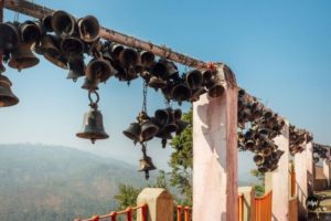 Read more about the article उत्तराखंड का कोट भ्रामरी मंदिर जहाँ हिमालय का 360° नज़ारा दिखता है।