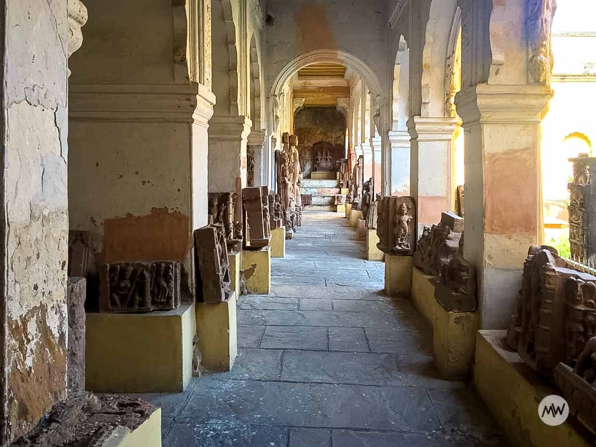 Sculptures inside Rani Mahal - Jhansi visiting places