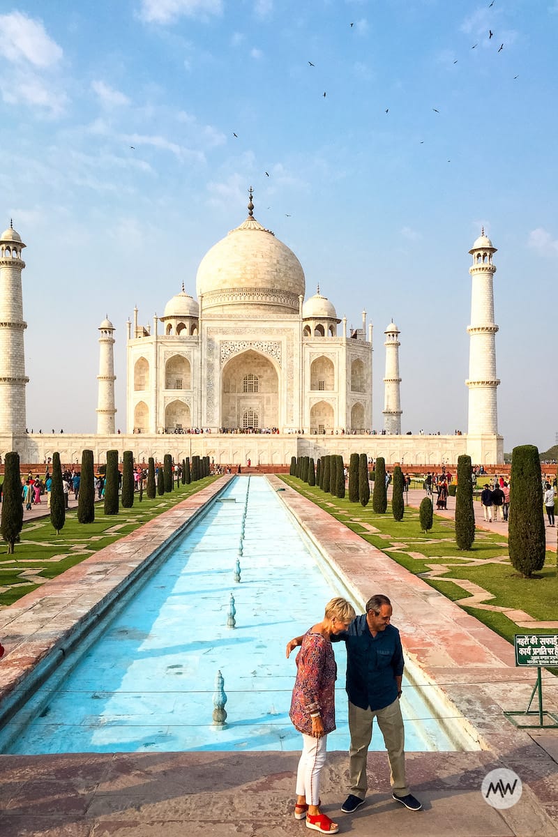 Old Couple Standing in front of the taj mahal virtual tour