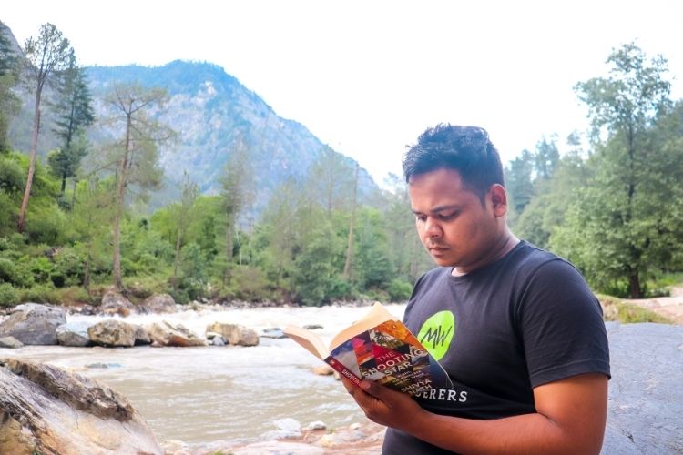 13 Travel Books - Reading Book by the Parvati River in Kasol ENG Cover
