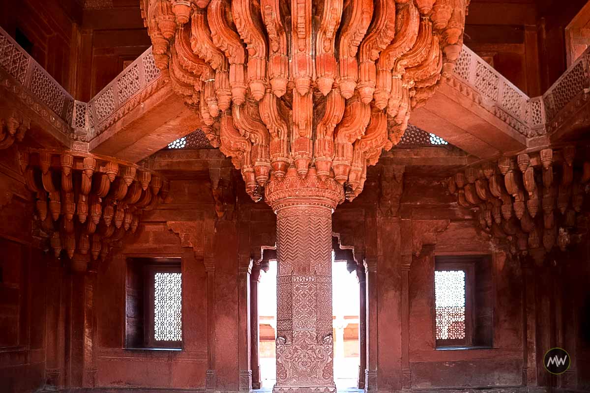 A beautiful column inside the Diwan-e-khas at Fatehpur Sikri