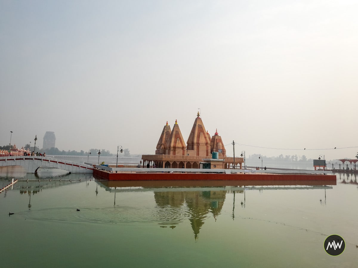 कुरुक्षेत्र के ब्रह्म सरोवर के बीच स्थित मंदिर 